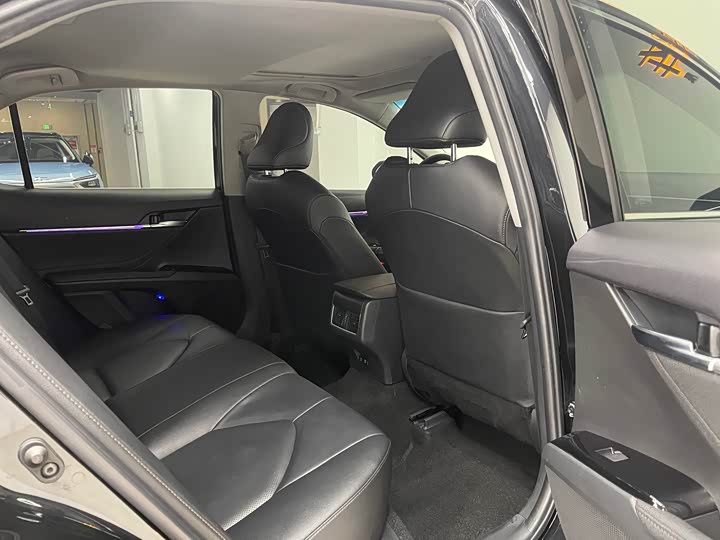 Фото 11 - Toyota Camry