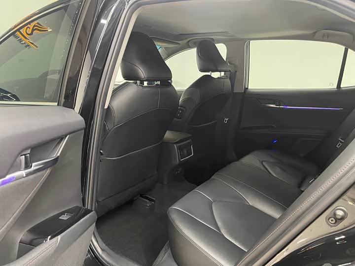 Фото 12 - Toyota Camry