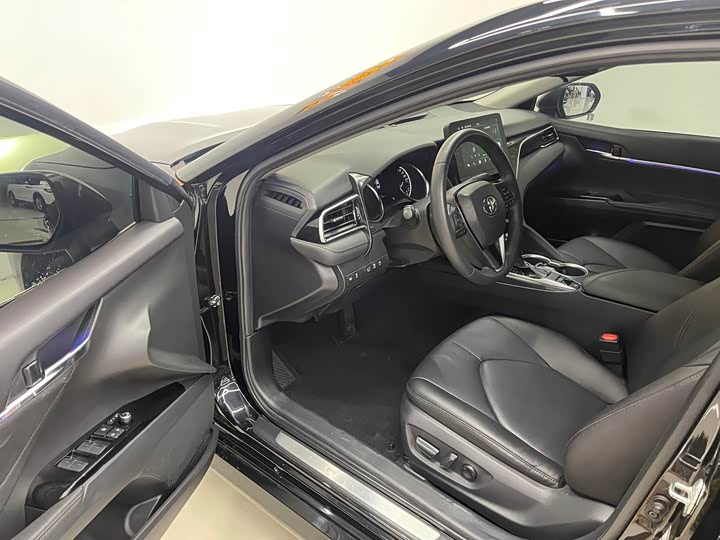 Фото 14 - Toyota Camry