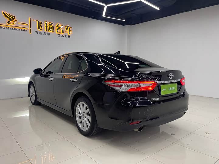 Фото 15 - Toyota Camry