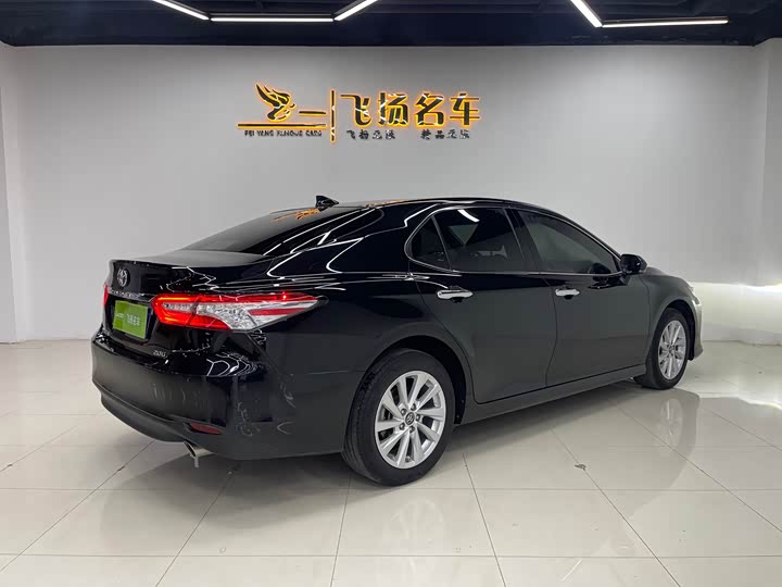 Фото 17 - Toyota Camry