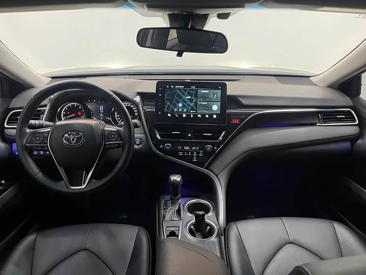 Фото 8 - Toyota Camry