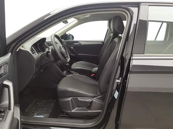 Фото 10 - Volkswagen Tiguan L Pro