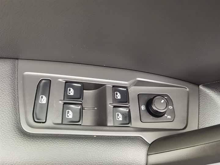 Фото 9 - Volkswagen Tiguan L Pro