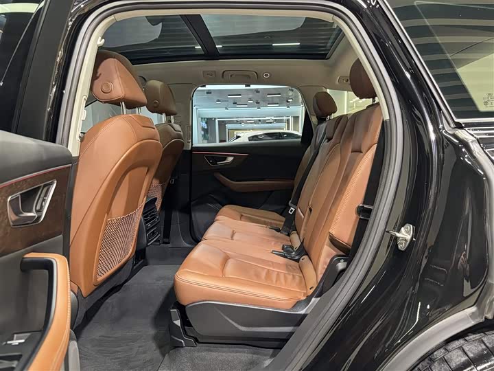 Фото 23 - Audi Q7