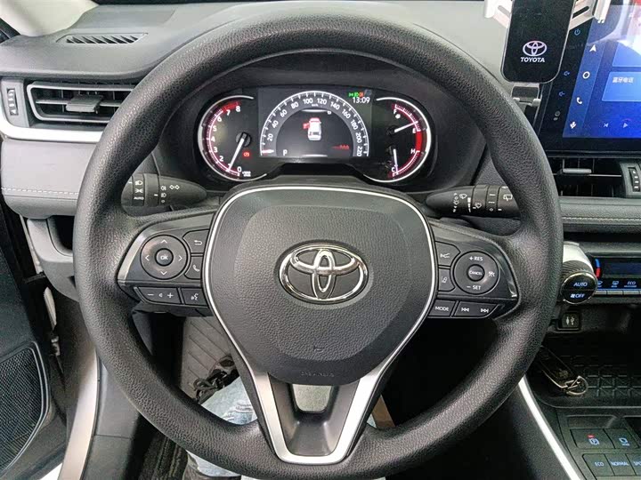 Фото 11 - Toyota RAV4