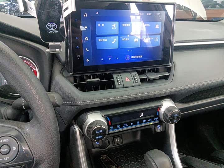 Фото 13 - Toyota RAV4