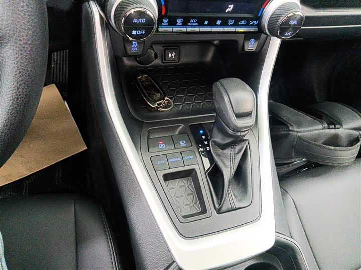 Фото 14 - Toyota RAV4