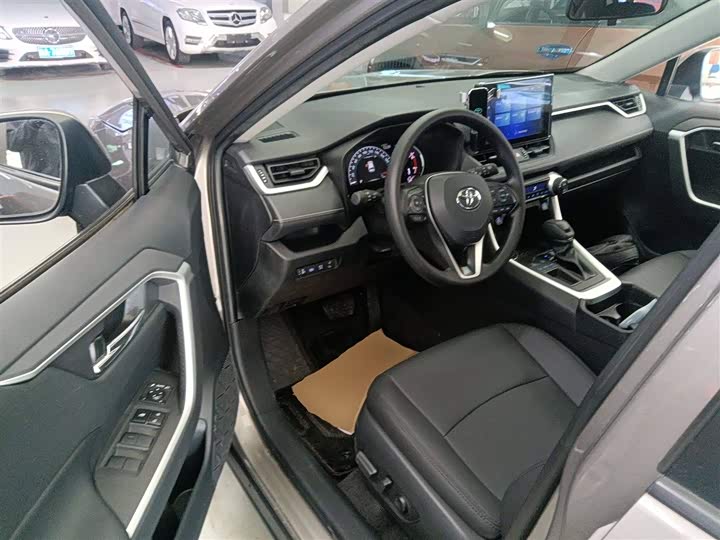 Фото 16 - Toyota RAV4