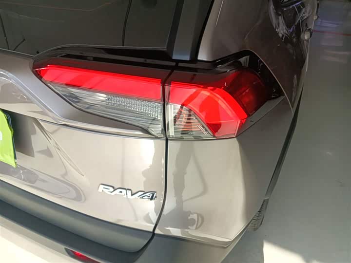 Фото 8 - Toyota RAV4