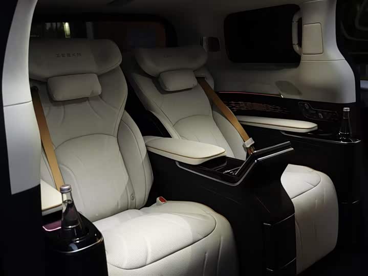 Фото 13 - Zeekr 009