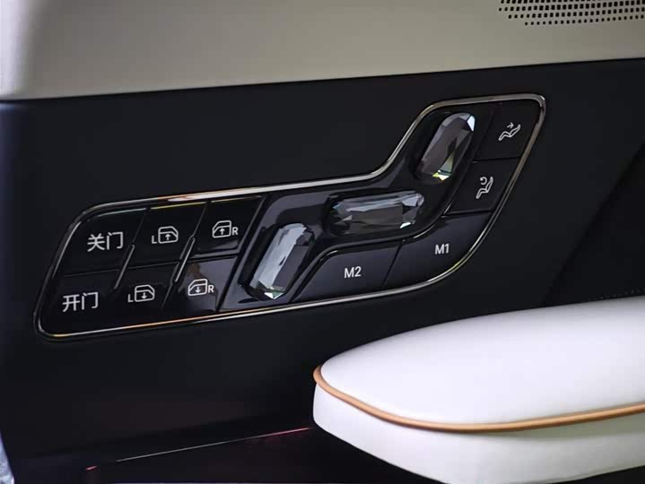 Фото 35 - Zeekr 009