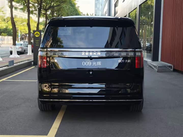 Фото 36 - Zeekr 009