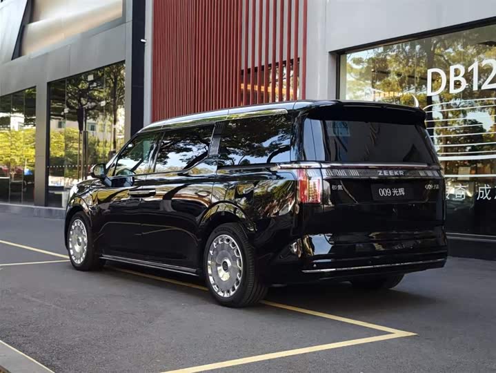 Фото 37 - Zeekr 009
