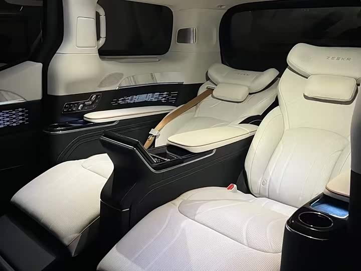 Фото 5 - Zeekr 009