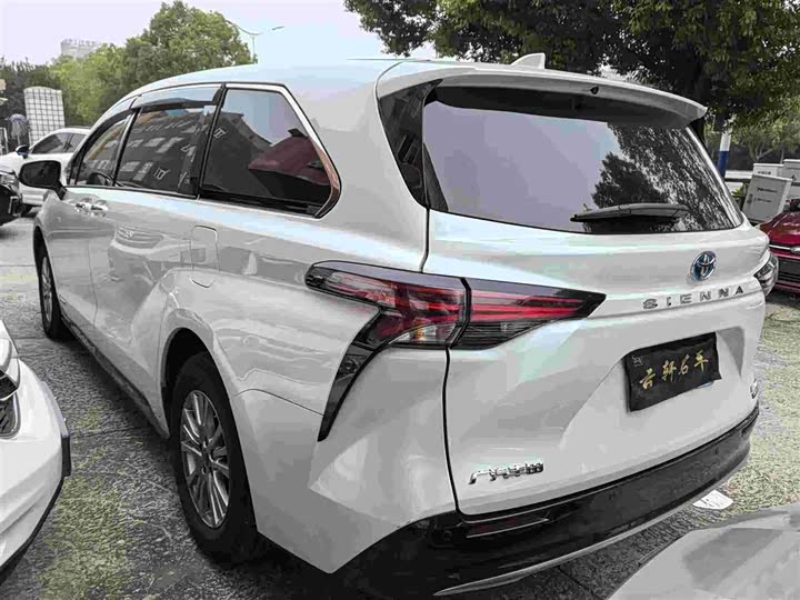 Фото 10 - Toyota Sienna