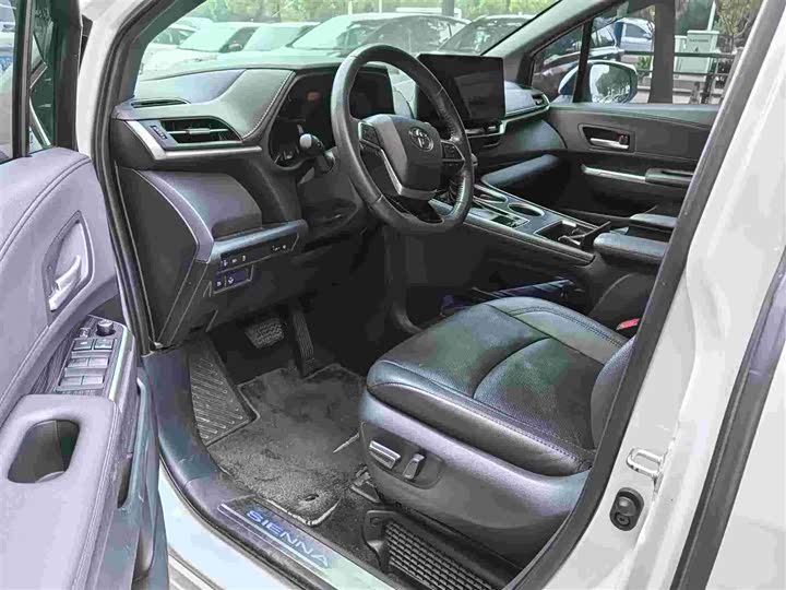 Фото 4 - Toyota Sienna