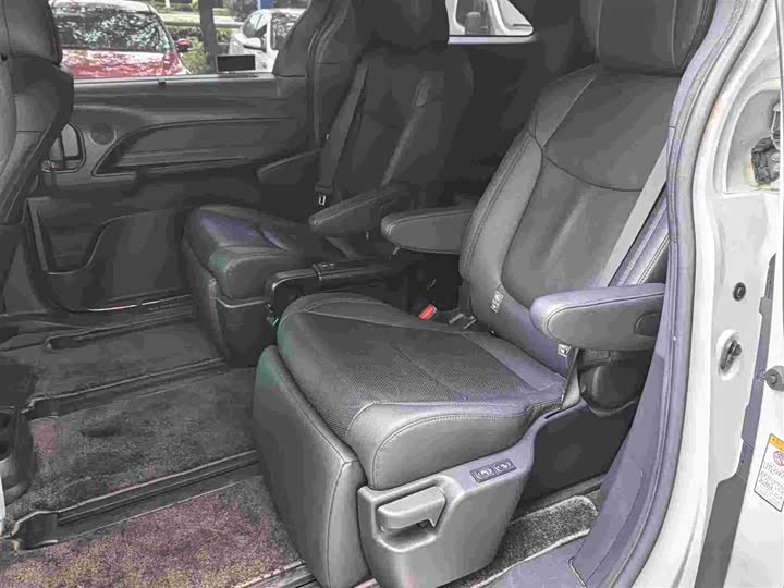 Фото 6 - Toyota Sienna