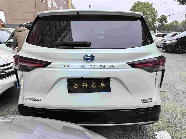 Фото 8 - Toyota Sienna