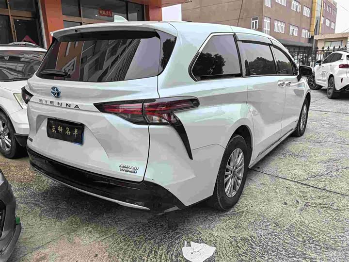 Фото 9 - Toyota Sienna