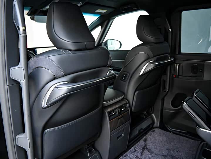 Фото 11 - Lexus LM