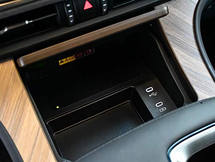 Фото 18 - Lexus LM