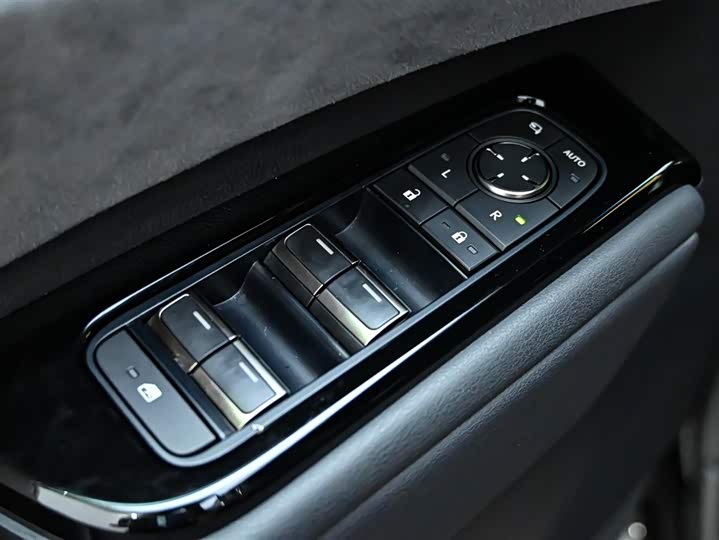 Фото 20 - Lexus LM