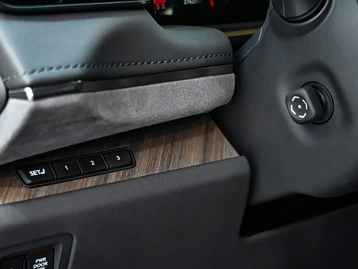 Фото 21 - Lexus LM