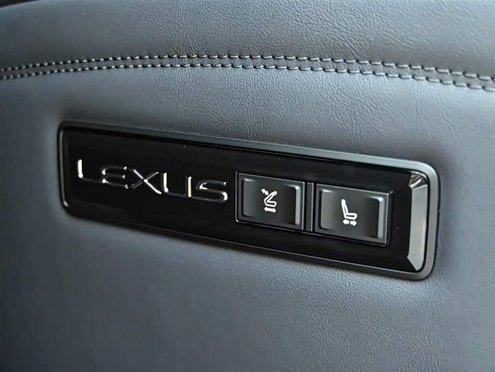 Фото 24 - Lexus LM