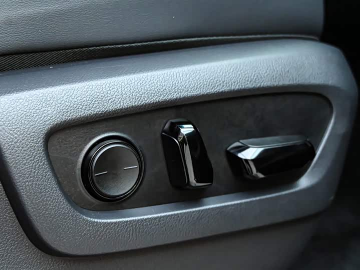 Фото 25 - Lexus LM