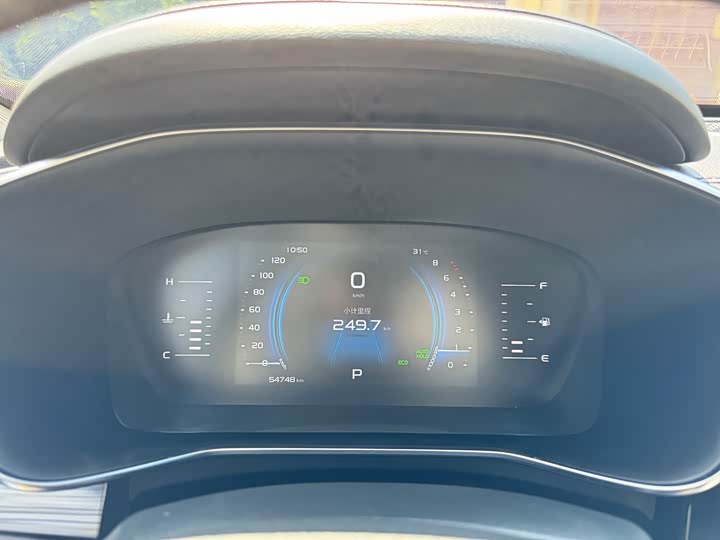 Фото 10 - Geely Atlas