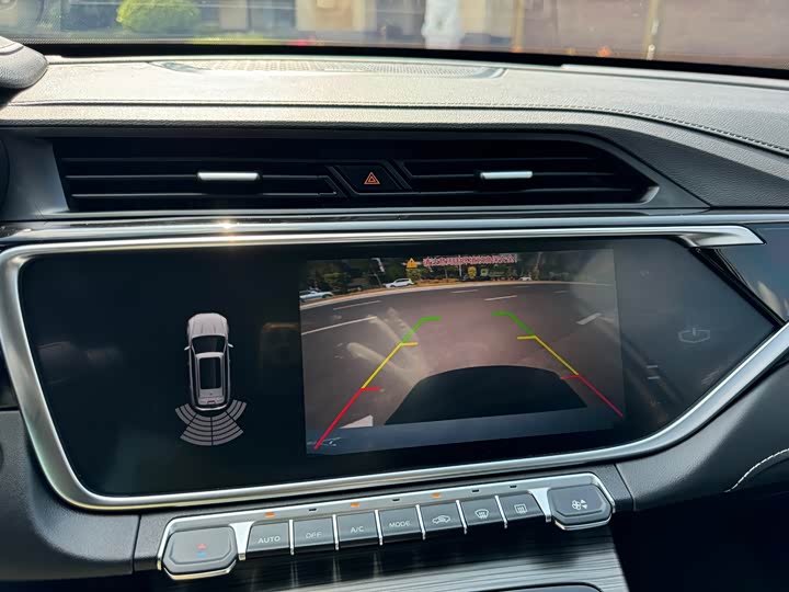 Фото 11 - Geely Atlas