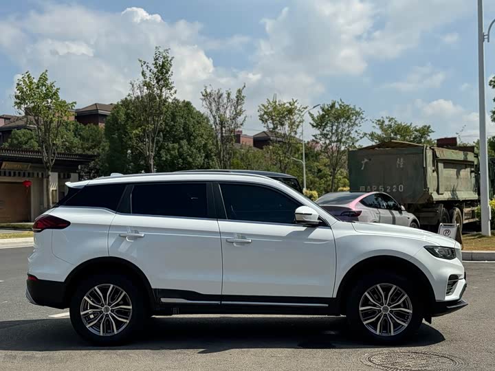 Фото 14 - Geely Atlas