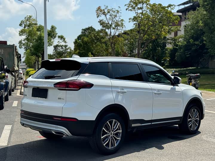 Фото 15 - Geely Atlas