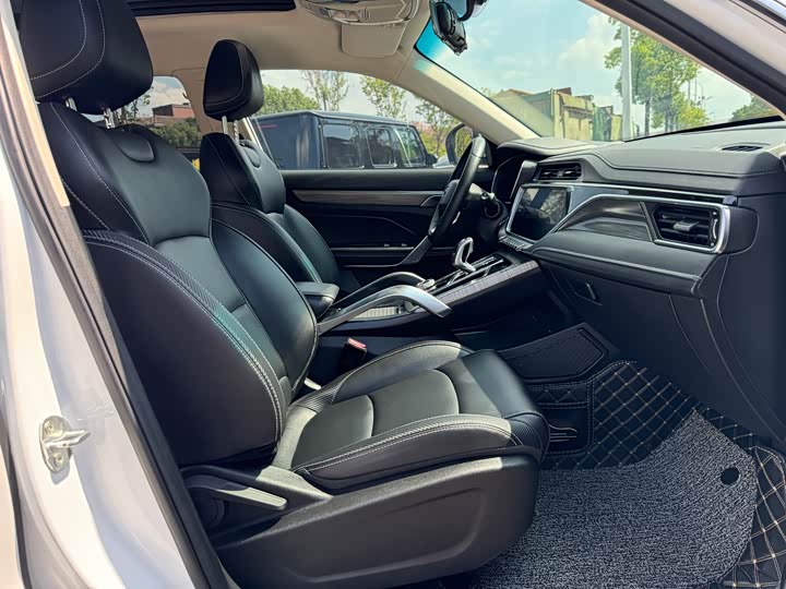 Фото 7 - Geely Atlas