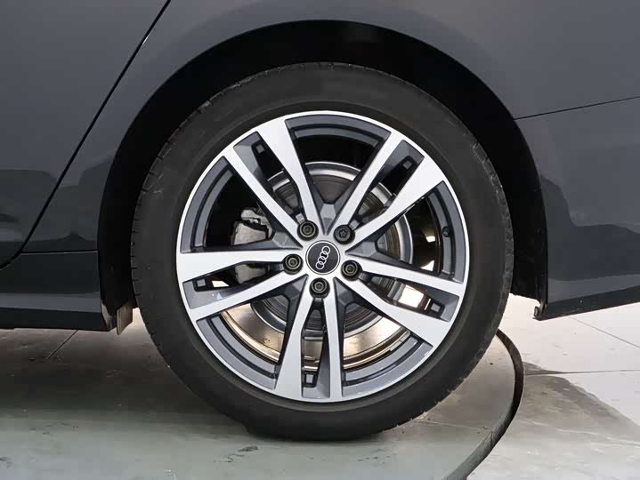 Фото 9 - Audi A6L