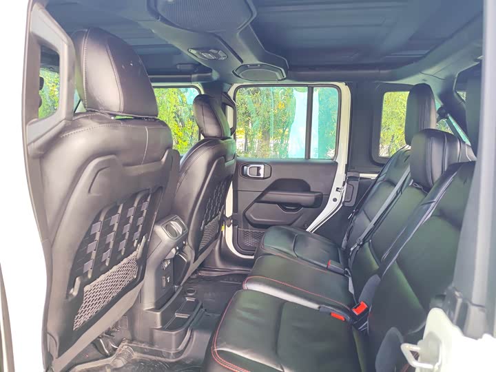 Фото 10 - Jeep Wrangler