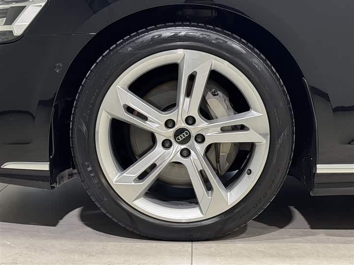 Фото 10 - Audi A8