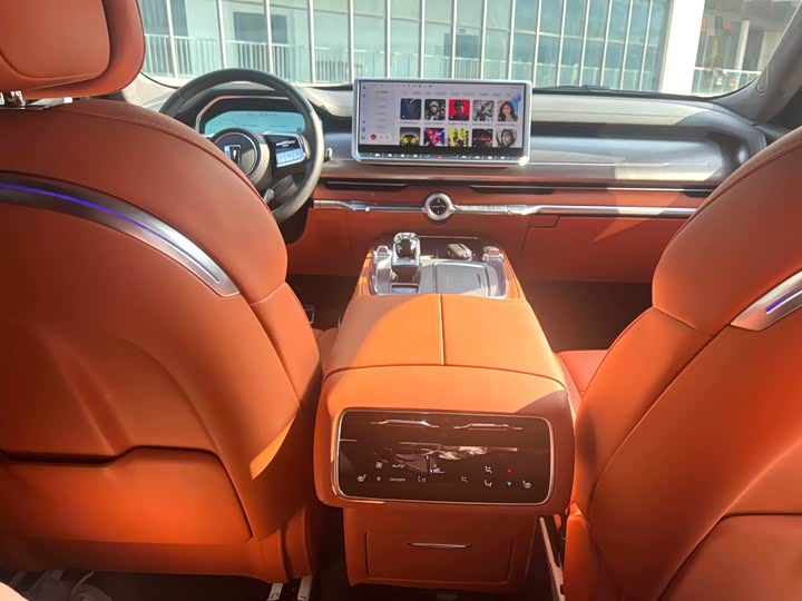 Фото 5 - Tank 700 Hybrid