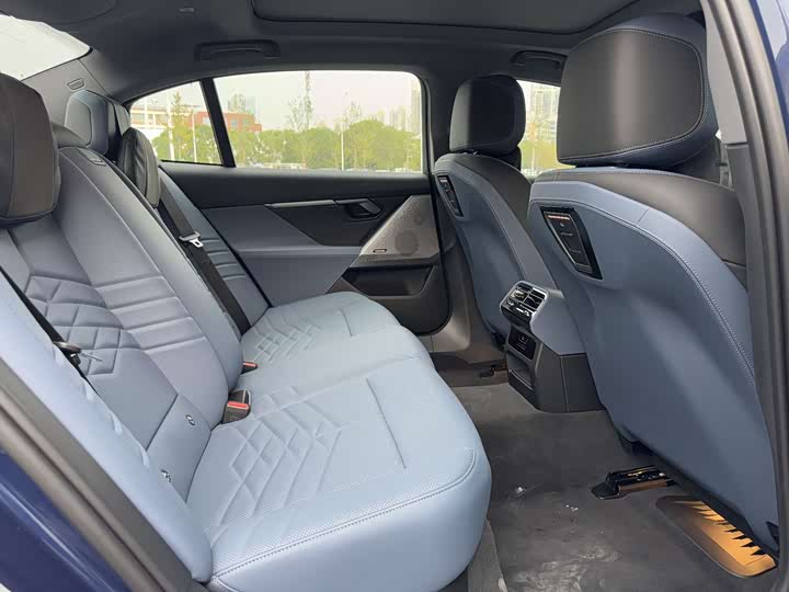 Фото 10 - BMW i5