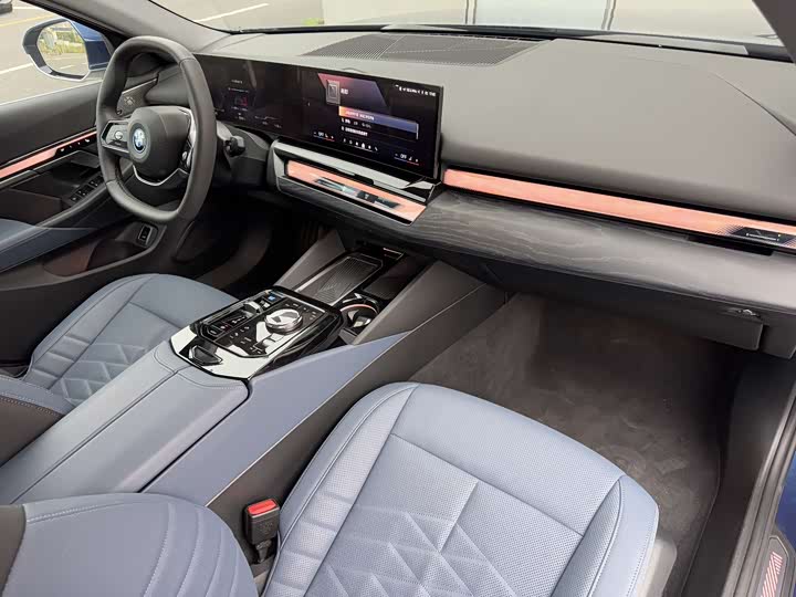 Фото 12 - BMW i5