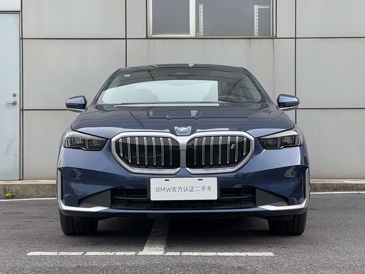 Фото 2 - BMW i5