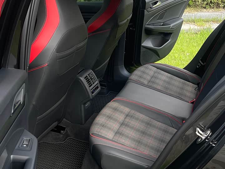 Фото 7 - Volkswagen Golf GTI