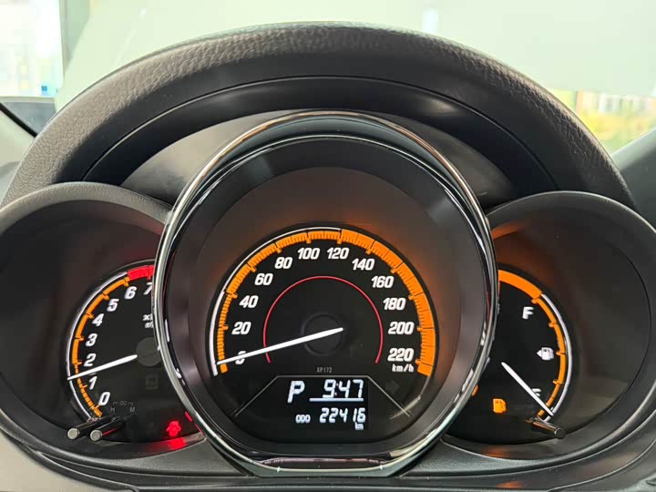 Фото 10 - Toyota Yaris L Hatchback