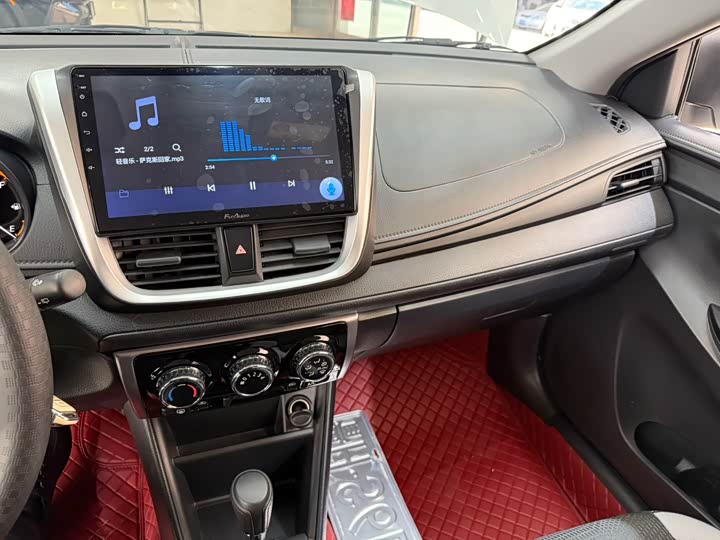 Фото 12 - Toyota Yaris L Hatchback