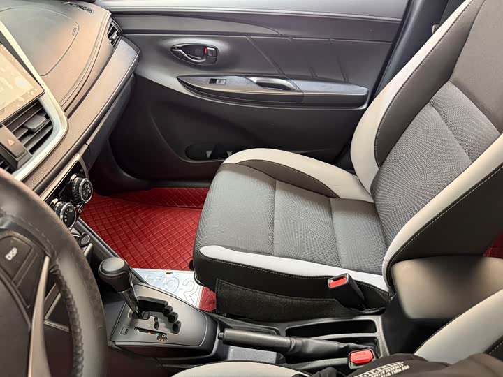 Фото 13 - Toyota Yaris L Hatchback