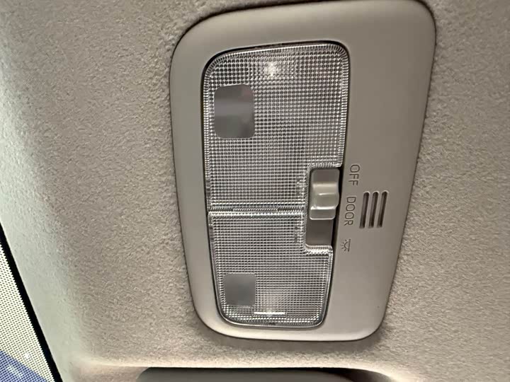 Фото 14 - Toyota Yaris L Hatchback