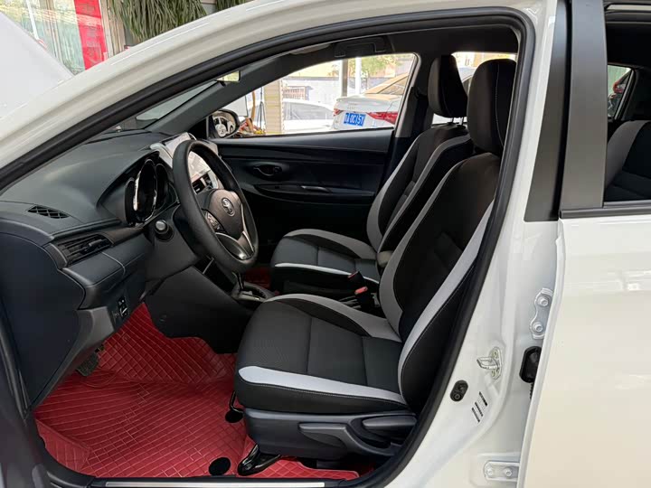 Фото 15 - Toyota Yaris L Hatchback