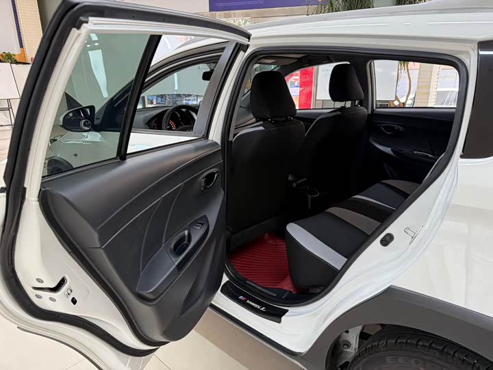 Фото 16 - Toyota Yaris L Hatchback