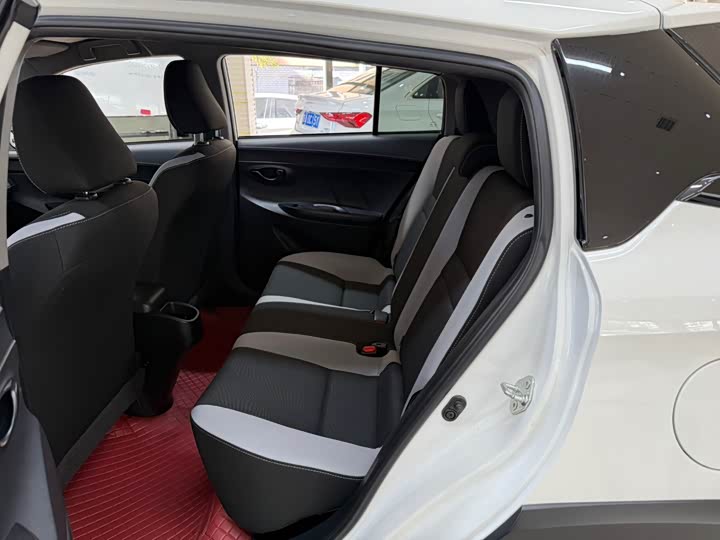 Фото 17 - Toyota Yaris L Hatchback